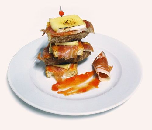 Increíble tosta de jamón y queso brie con mermelada de tomate.