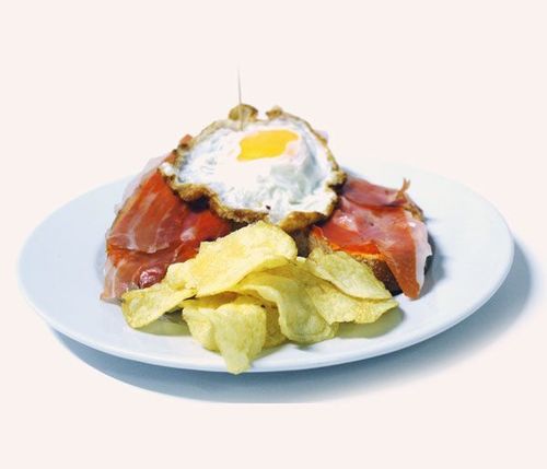 Inmejorable tosta de sobrasada con jamón y huevo de codorniz.